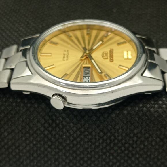 Vintage 1976 Seiko Automatic Mens Silver Watch W/daydate & Gold accents - Picture 4 of 8